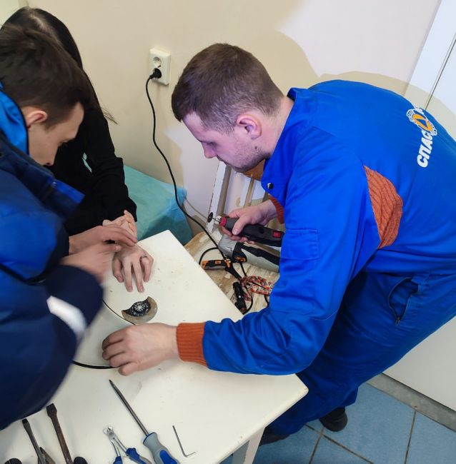 Ухтинские спасатели помогли девочке снять кольцо с пальца