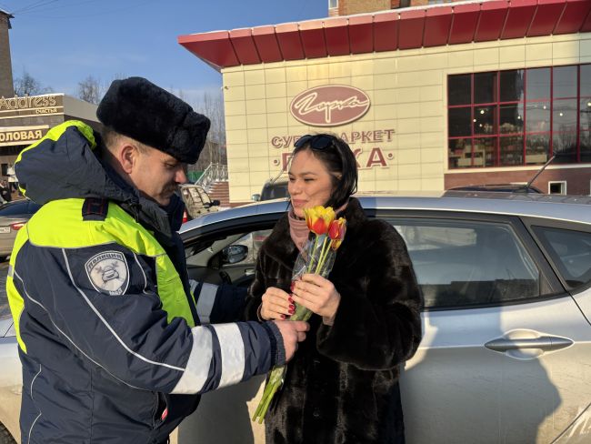 Автоинспекторы подарили ухтинкам цветы