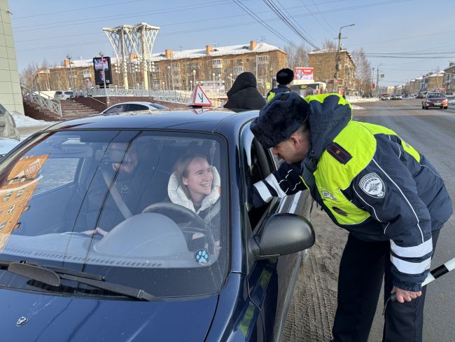 Автоинспекторы подарили ухтинкам цветы